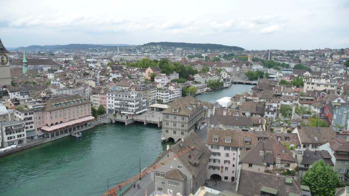 Vue aérienne de Zürich depuis l'une des tours de la cathédrale Grossmünster