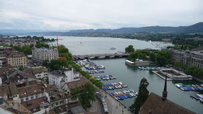 Vue aérienne de Zürich depuis l'une des tours de la cathédrale Grossmünster