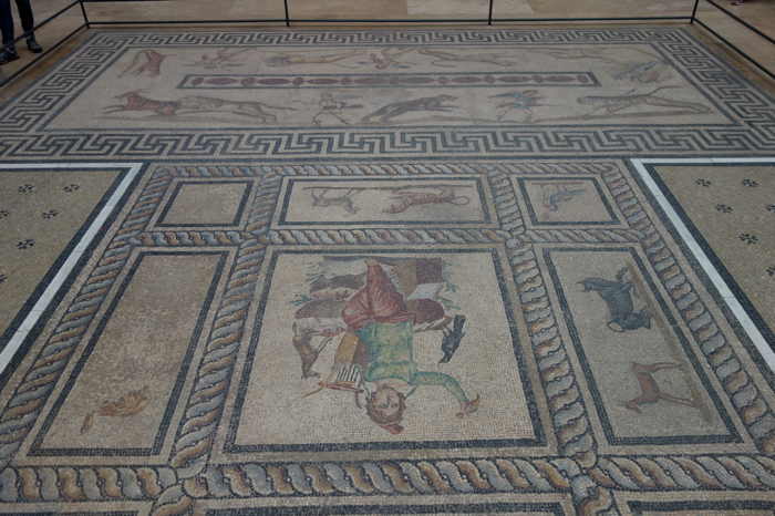Swastikas — Décorations au sol au Pergamonmuseum — Berlin