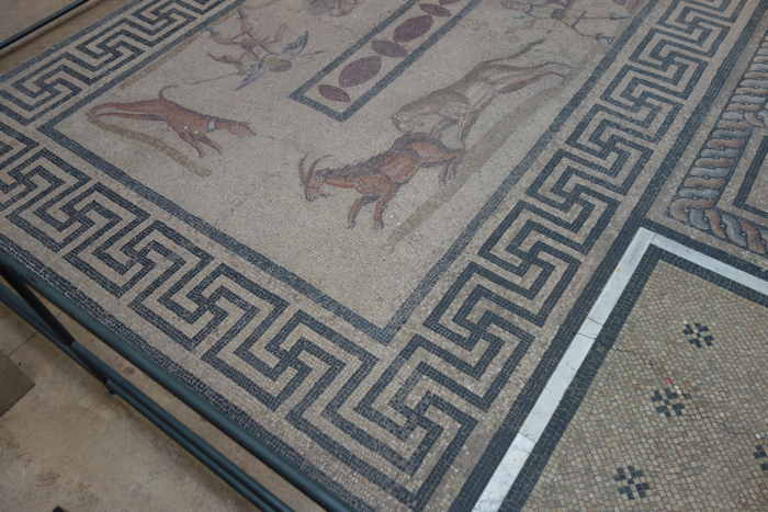 Swastikas — Décorations au sol au Pergamonmuseum — Berlin