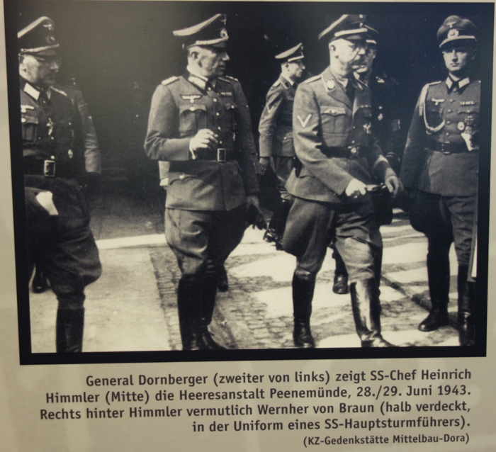 Wernher Von Braun en uniforme SS en partie masqué derrière Himmler