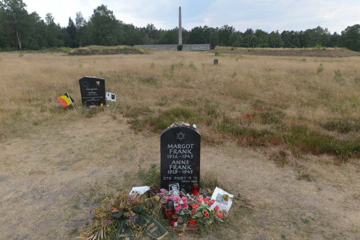 Tombes d'Anne Frank et de sa grande sœur Margot — Camp de concentration de Bergen-Belsen — Bergen-Belsen