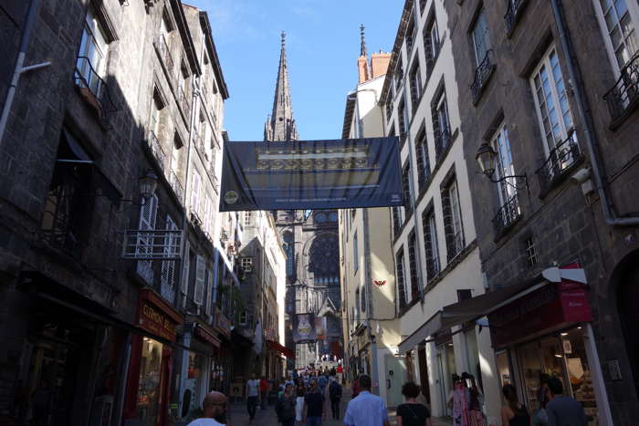 Pascaline de Blaise Pascal sur bannière devant la cathédrale — Clermont-Ferrand 