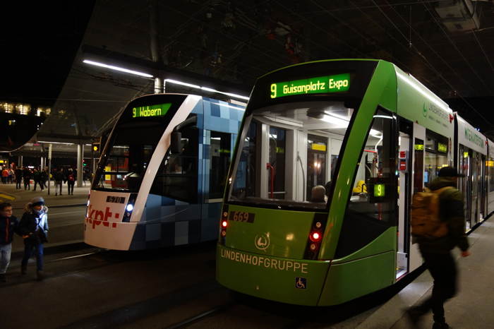 Tramways sur la Place de la gare - Berne