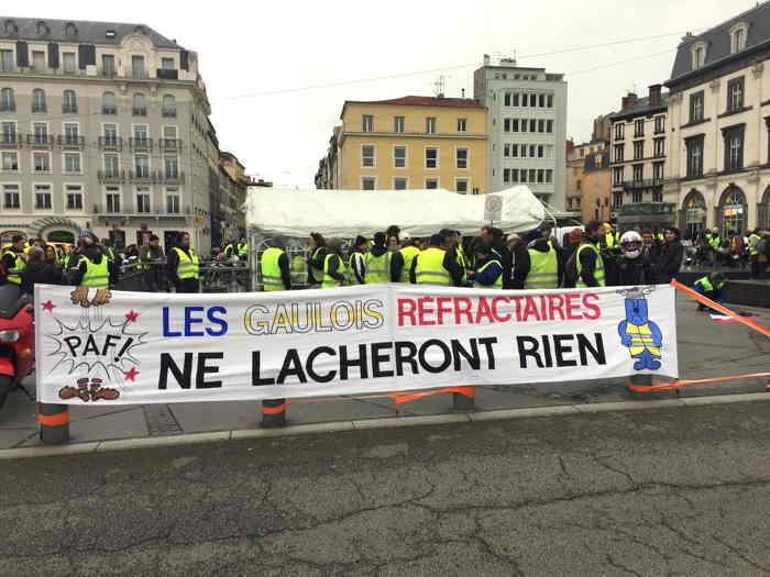 Gilets Jaunes sur la Place de Jaude — Clermont-Ferrand 