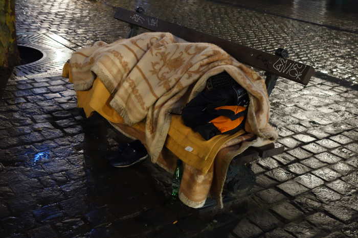 SDF dormant sur un banc en centre-ville - Bruxelles 