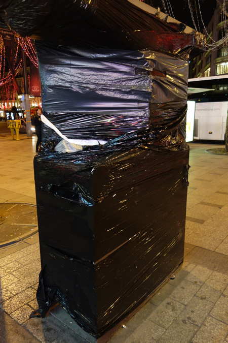 Mobilier urbain protégé sur les Champs-Elysées - Paris