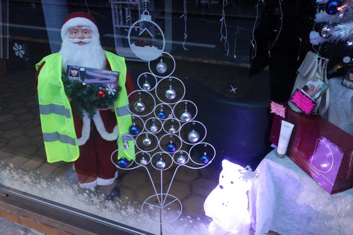 Père Noël en gilet jaune apreçu dans une vitrine - Nevers