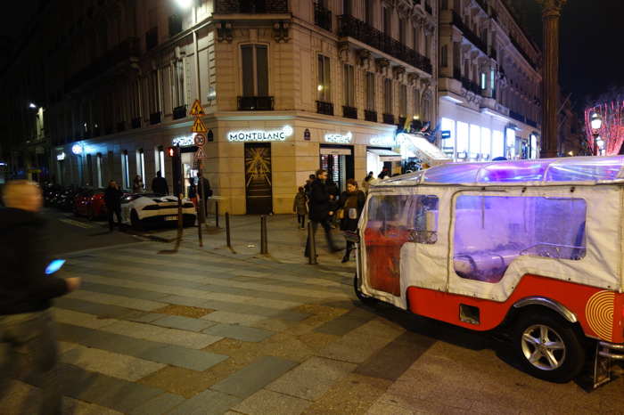 Tuk-Tuk sur les Champs-Elysées - Paris
