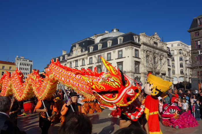 — "Fête du Nouvel An Chinois" —  — Dragon au pied de la statue de Vercingétorix — Clermont-Fd —