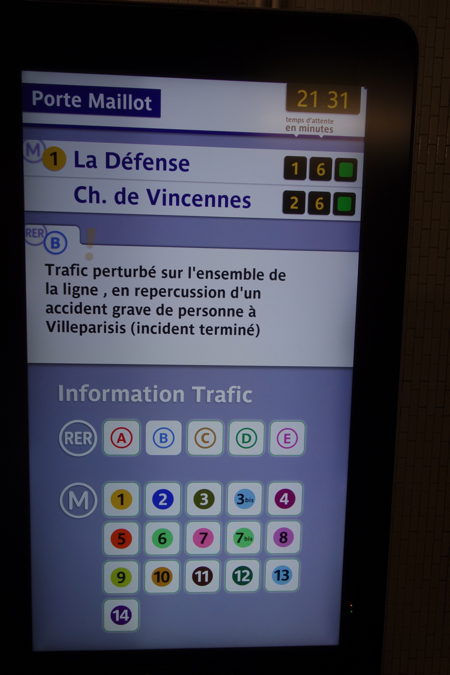 Panneau d'affichage dans le métro Porte Maillot — Paris