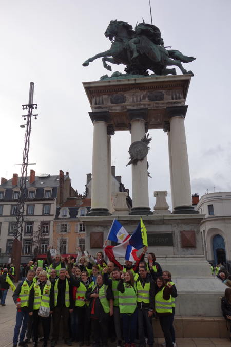 Gilets Jaunes au pied de la statue de Vercingétorix — Clermont-Fd