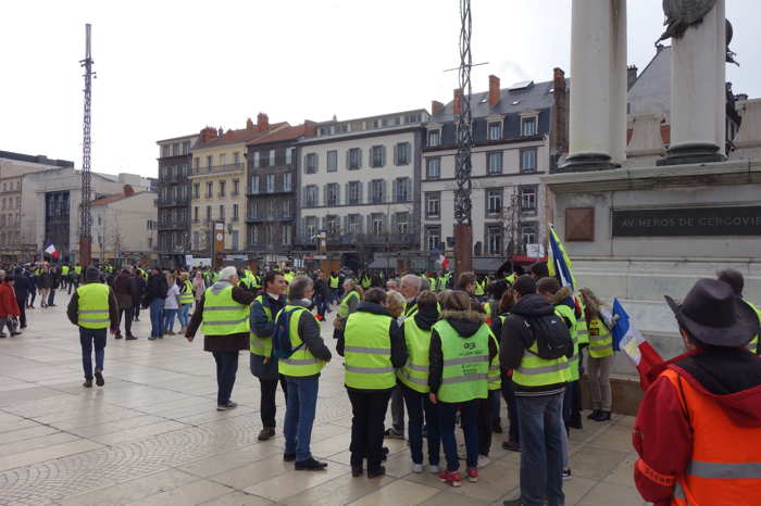 Gilets Jaunes au pied de la statue de Vercingétorix — Clermont-Fd