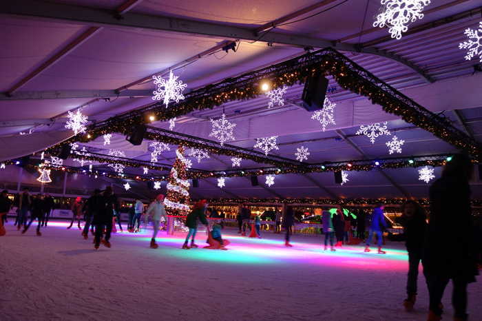 — Patinoire sur le marché de Noël à Masstricht — Masstricht —