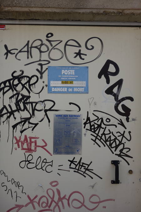 Graffitis sur un poste électrique — Mülhouse