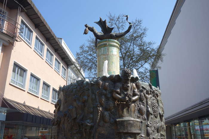 Fontaine "Thème du vin"/Winzerbrunnen par Gustav Nonnenmacher — Worms