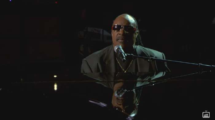 Steve Wonder chantant au piano