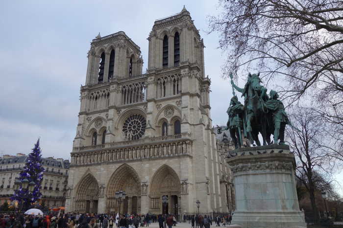 Statue de Charlemagne — Parvis de la Cathédrale Notre Dame - Paris