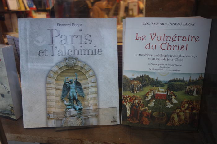 Vitrine d'une des librairies Gibert - Paris