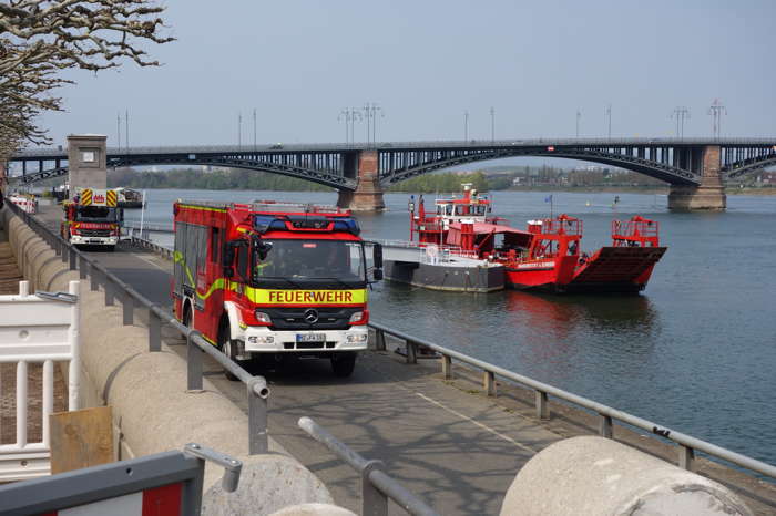 Exercices de pompiers en bordure de Rhin — Mayence