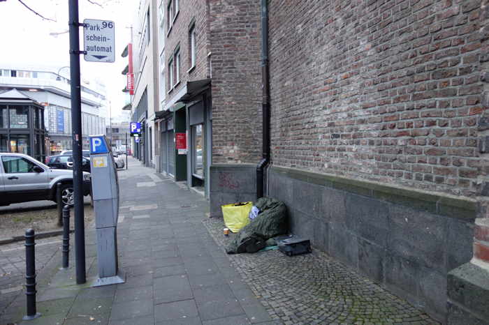 SDF allongé au pied d'un mur d'église — Cologne