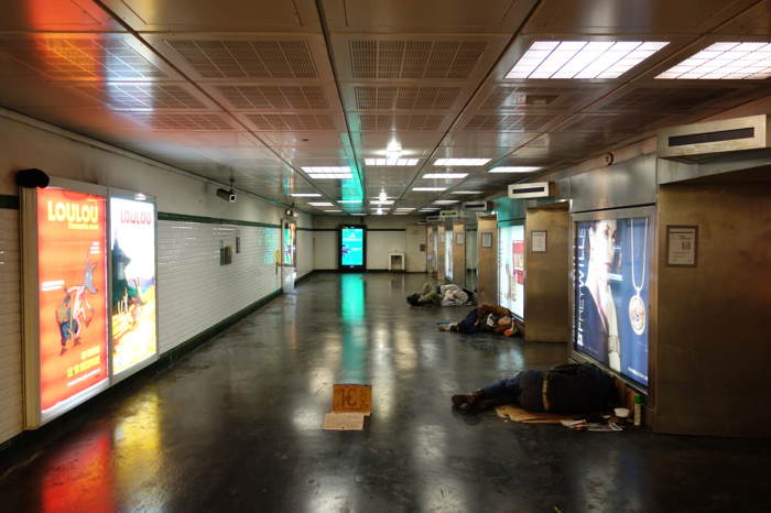 — SDF dans un couloir du métro à l'ouverture — Paris —