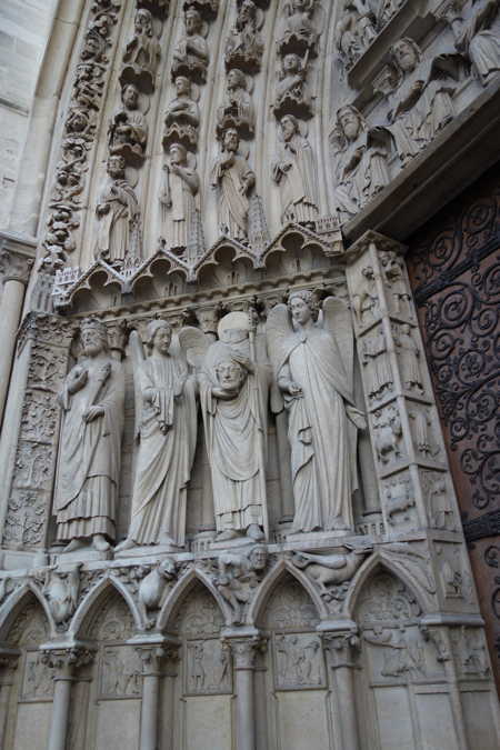 Statues en encadrure de portail d'entrée — Cathédrale Notre-Dame — Paris