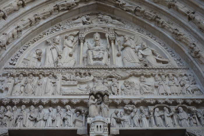 Tympan: Vierge couronnée — Cathédrale Notre-Dame — Paris