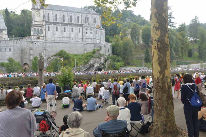 Cultes du 15 Août tenus en face de la grotte — Lourdes