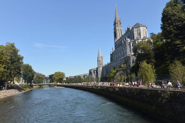 Basilique construite au-dessus de la grotte — Lourdes