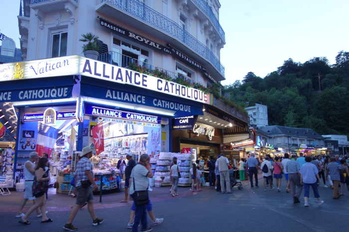 Une artère "commerçante" à la tombée de la nuit — Lourdes