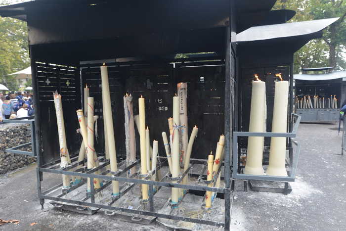 Cierges en phase de combustion — Lourdes