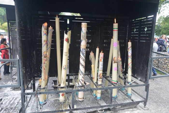 Cierges en phase de combustion — Lourdes