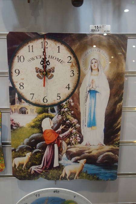 Horloge en vente dans une boutique — Lourdes