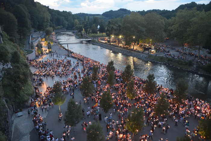 Formation d'une partie de la procession sur l'esplanade de la grotte — Lourdes