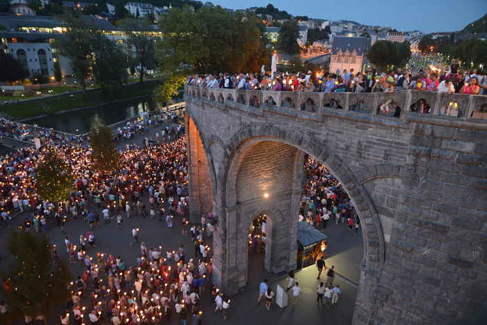 Formation d'une partie de la procession au pied de la basilique — Lourdes