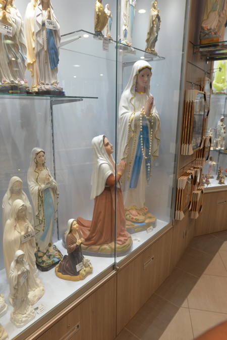 Statues en vente dans une boutique — Lourdes