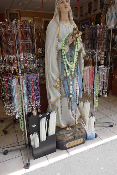 Statue et "Bondieuseries" en vente dans une boutique — Lourdes