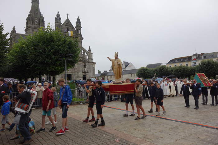 Procession sur l'esplanade de la Basilique Sainte Anne — Sainte Anne d'Auray