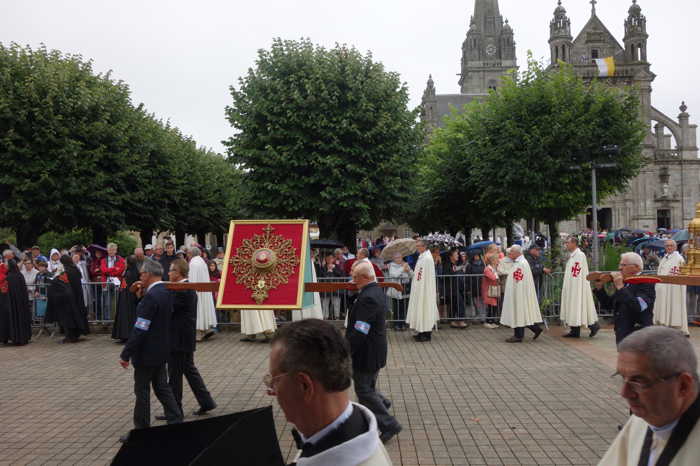 Procession sur l'esplanade de la Basilique Sainte Anne — Sainte Anne d'Auray
