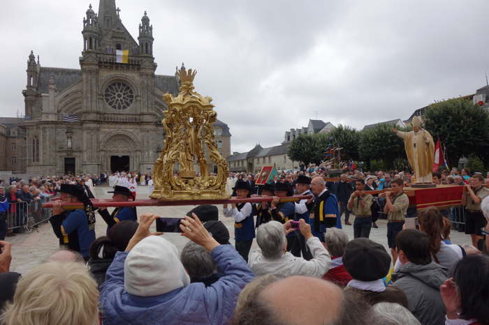Procession sur l'esplanade de la Basilique Sainte Anne — Sainte Anne d'Auray