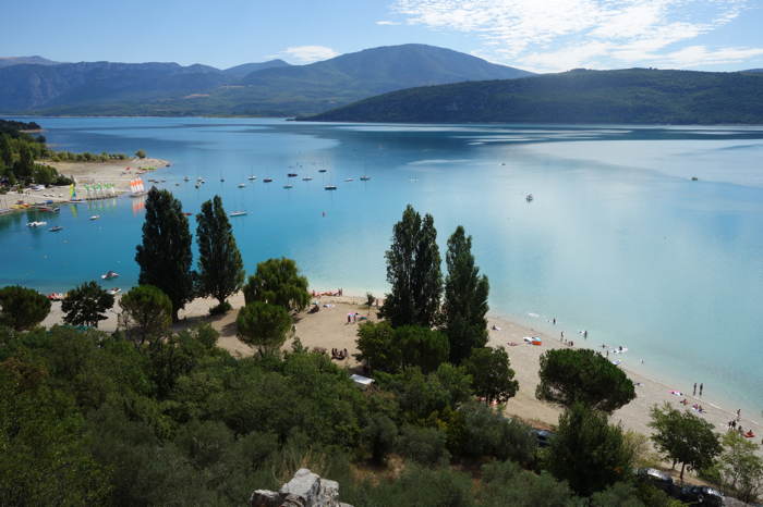 Lac de Sainte-Croix vu depuis le village de Sainte Croix du Verdon