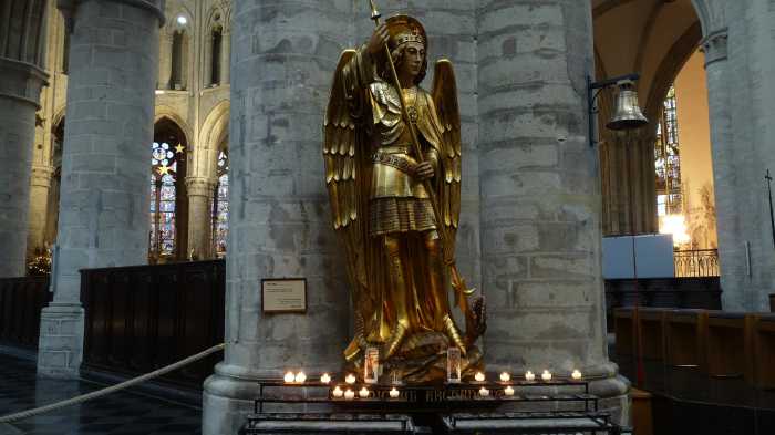 Statue de St Michel — cathédrale St Michel & Ste Gudule — Bruxelles