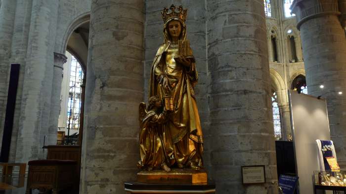 Statue de Ste Gudule — cathédrale St Michel & Ste Gudule — Bruxelles