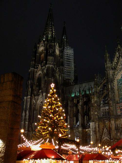 — Marché de Noël sur le parvis de la Cathédrale de Cologne —