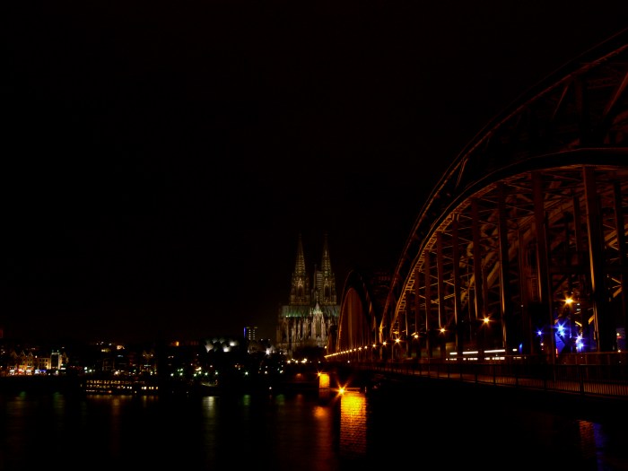 — Cathédrale vue depuis les bords du Rhin à Cologne —