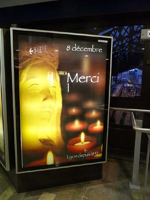 — Panneau publicitaire "Merci" - Gare de Perrache - Lyon —