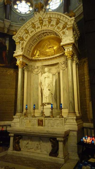 — Autel dédié au curé d'Ars — Basilique d'Ars/sur/Formans —