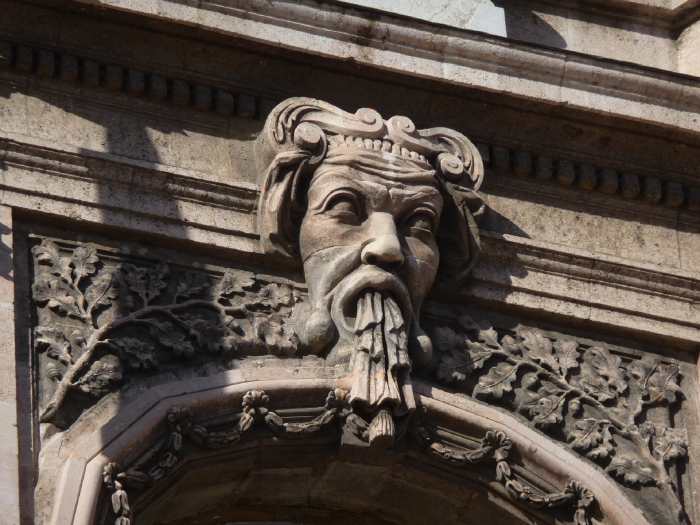 — Face sculptée visible sur le fronton de la mairie — Marseille —