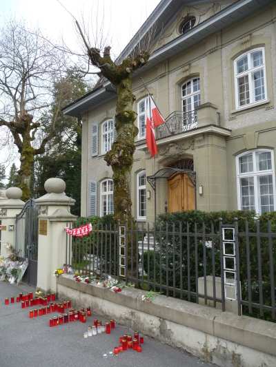— Drapeau en berne à Berne — Ambassade de Pologne —